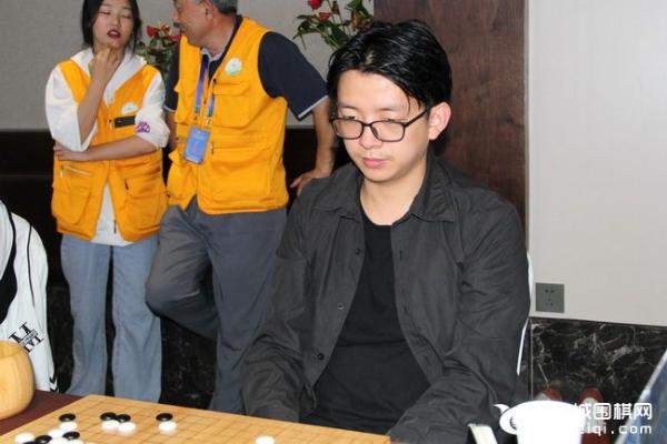 梦里老家杯业余组何鑫匹马领先 公开组形势扑朔迷离