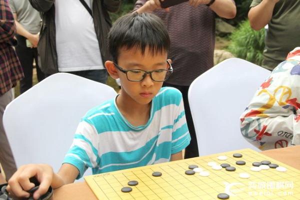 周睿羊连笑等指导洛阳小棋手 7日棋圣战决赛第二局