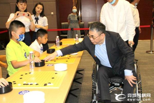 吴清源杯围棋名人指导棋 聂卫平：让9个子太多了