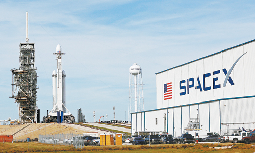 SpaceX将发射搭载特斯拉的“猎鹰重型”火箭