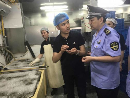 东城区食药局启动消夏食品夜查行动 检测簋街小龙虾