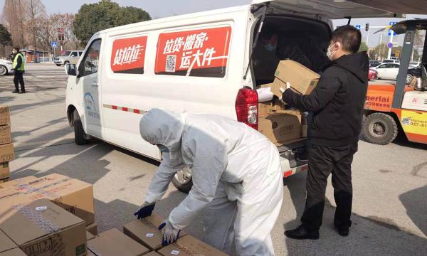 武汉街头的135个货车司机：真想把身上的防护服脱下来给医务人员 | 猎云网