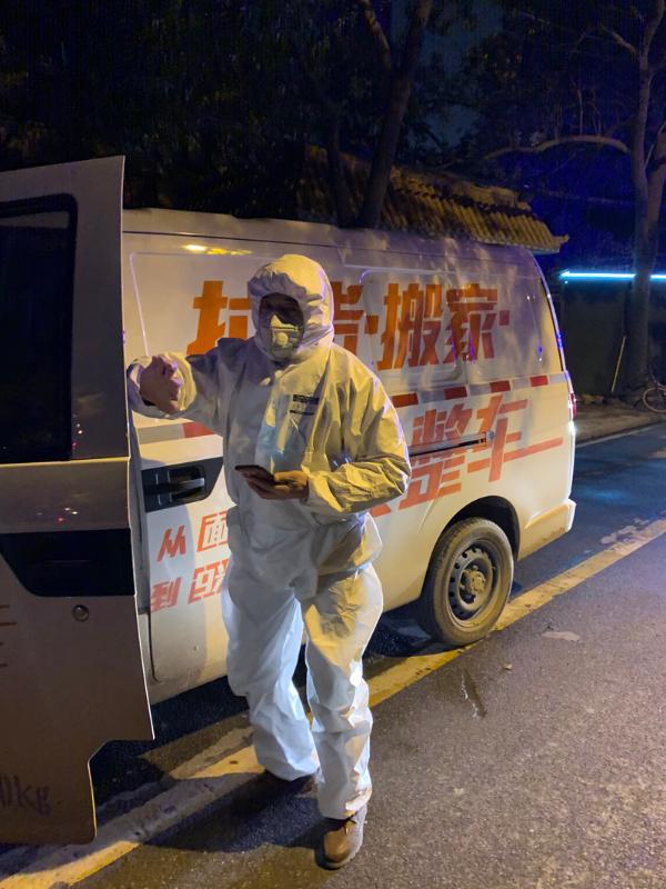 武汉街头的135个货车司机：真想把身上的防护服脱下来给医务人员 | 猎云网