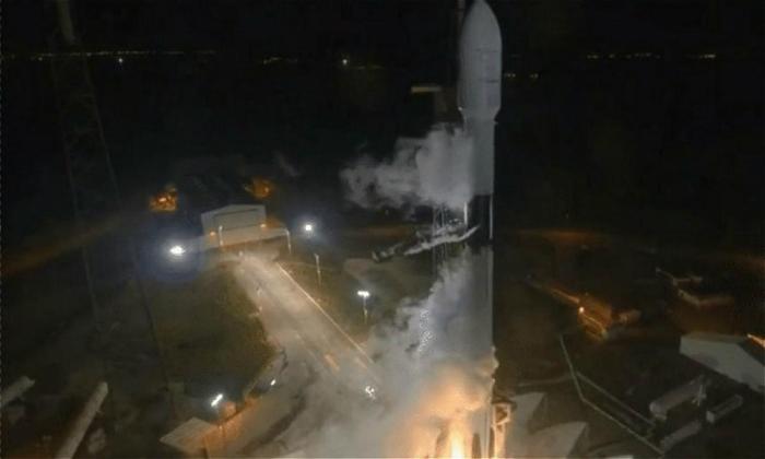 SpaceX利用猎鹰9号发射通信卫星，并成功完成回收