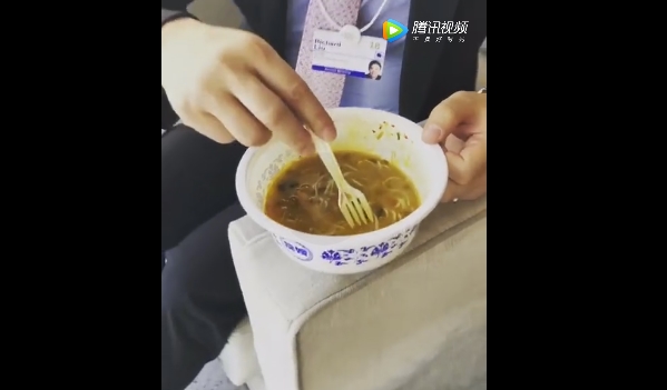 刘强东吃米线引千万网友围观：网友大呼大佬们真辛苦