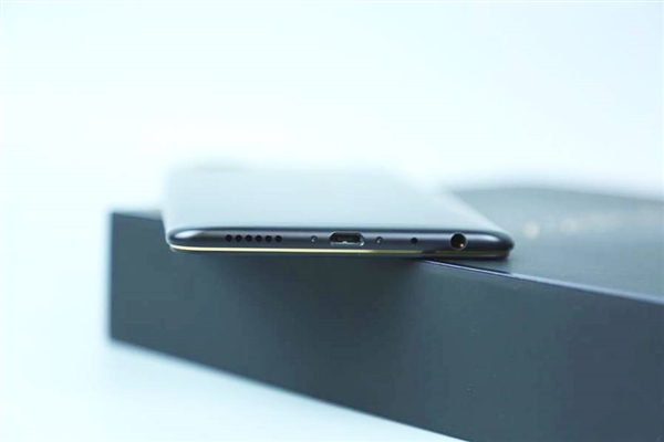 vivo X20 Plus屏幕指纹版开箱：一眼心动