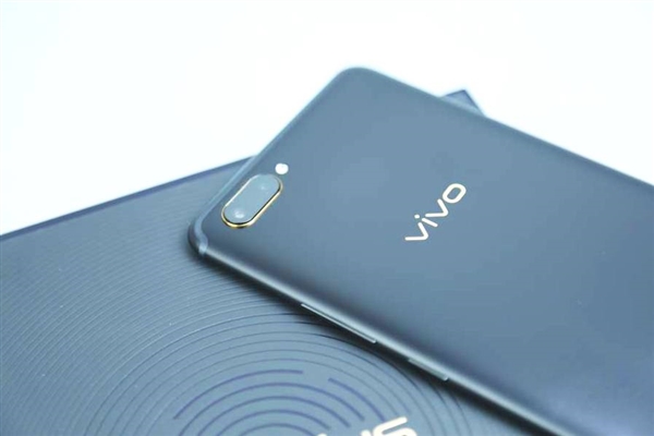 vivo X20 Plus屏幕指纹版开箱：一眼心动