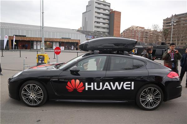 用Mate 10 Pro操控保时捷！华为仅花5周就征服了无人驾驶