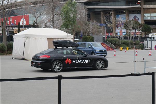 用Mate 10 Pro操控保时捷！华为仅花5周就征服了无人驾驶