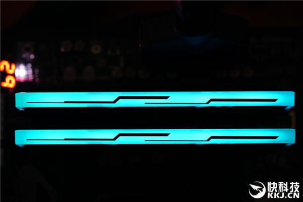 七彩RGB灯效!影驰GAMER II内存评测:稳定3000MHz