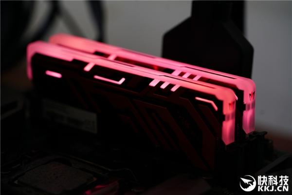 七彩RGB灯效!影驰GAMER II内存评测:稳定3000MHz