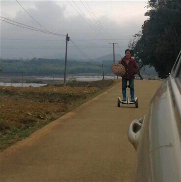 农妇骑小米平衡车下地 网友乐翻天