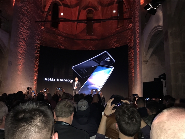 5835元买了!诺基亚8 Sirocco发布:无边框曲面屏+蔡司双摄