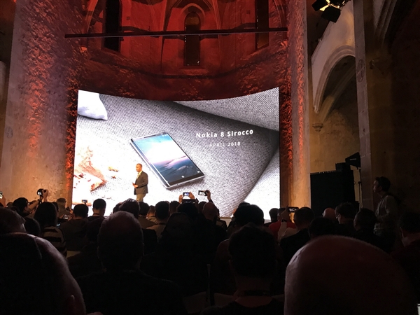 5835元买了!诺基亚8 Sirocco发布:无边框曲面屏+蔡司双摄