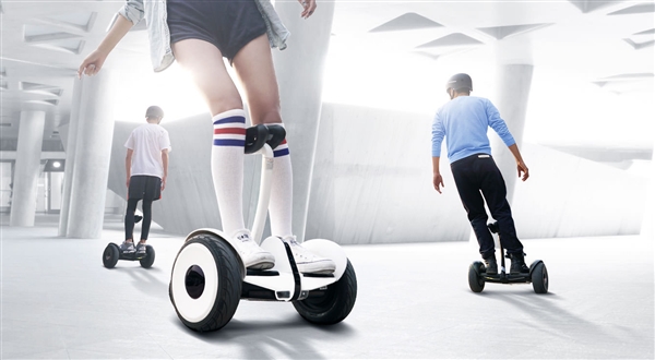 农妇骑小米平衡车下地 网友乐翻天