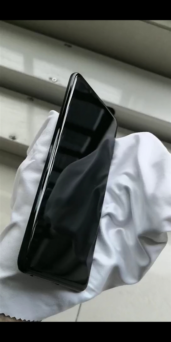 玻璃机身+全面屏！华为P20工程机曝光：徕卡三摄