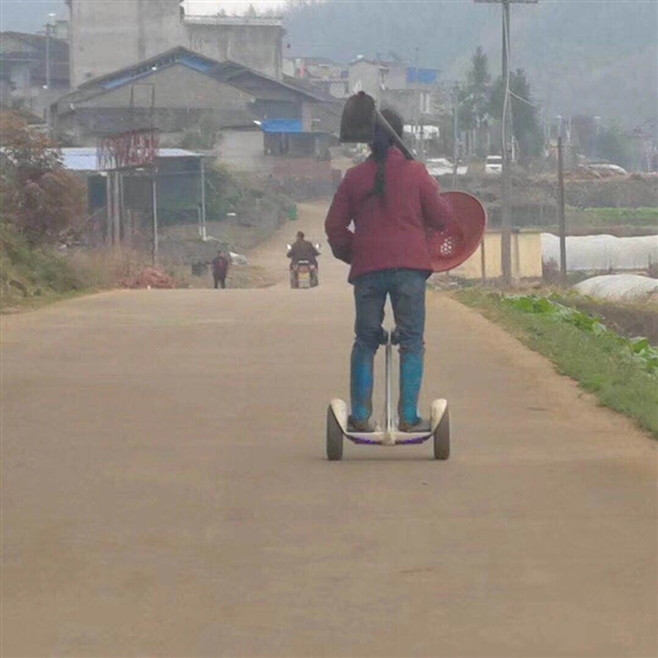 农妇骑小米平衡车下地 网友乐翻天