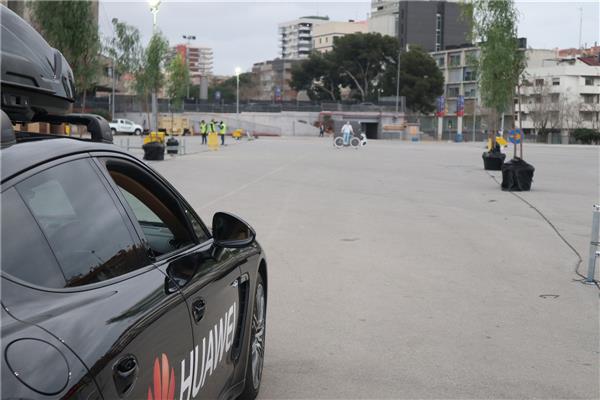 用Mate 10 Pro操控保时捷！华为仅花5周就征服了无人驾驶