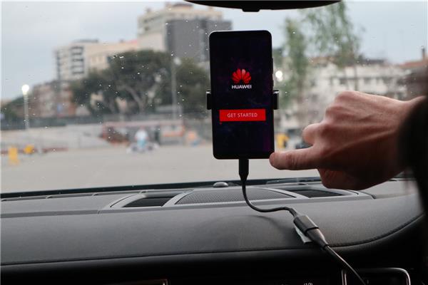用Mate 10 Pro操控保时捷！华为仅花5周就征服了无人驾驶