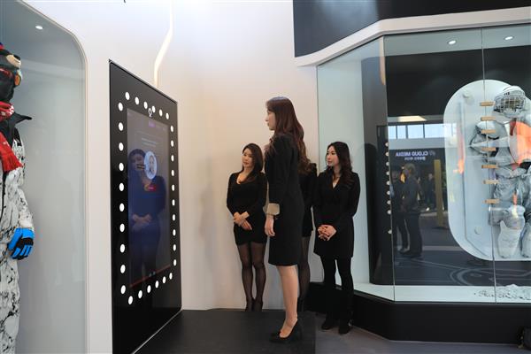 马云带国际奥委会主席体验虚拟试衣镜 我看起来更帅了