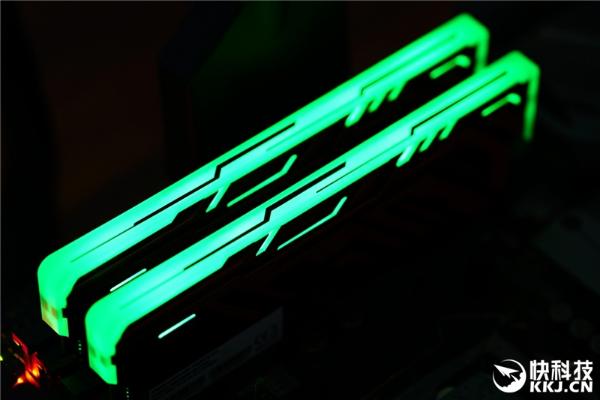 七彩RGB灯效!影驰GAMER II内存评测:稳定3000MHz