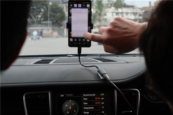 用Mate 10 Pro操控保时捷！华为仅花5周就征服了无人驾驶