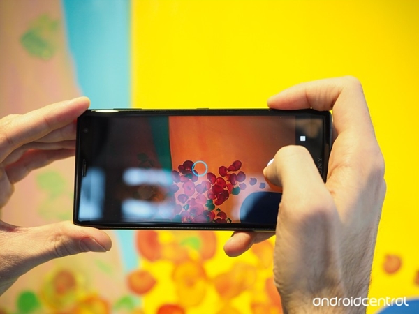 索尼Xperia XZ2图赏：全对称设计 颜值爆表