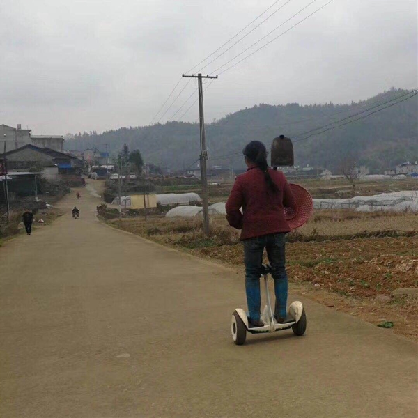 农妇骑小米平衡车下地 网友乐翻天