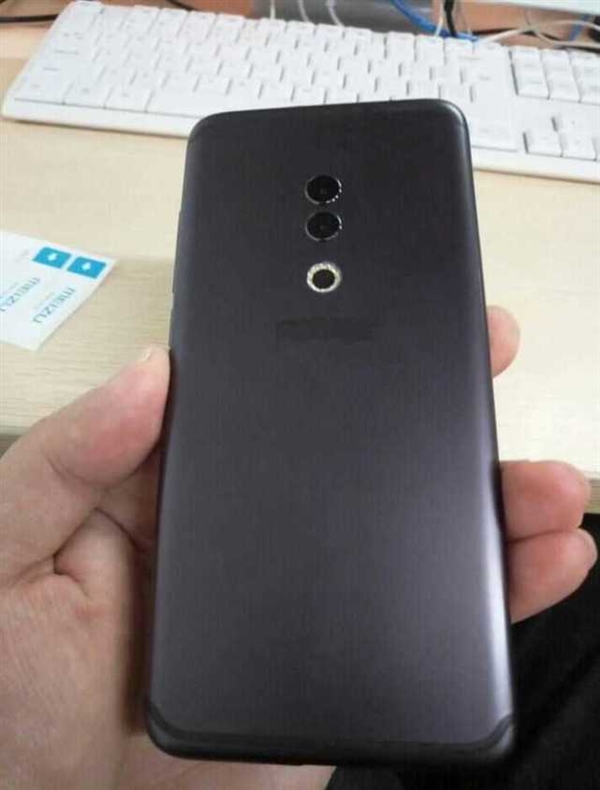 这就是魅族全面屏旗舰15 Plus真机?看起来很夸张