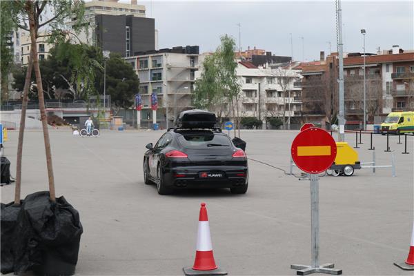 用Mate 10 Pro操控保时捷！华为仅花5周就征服了无人驾驶