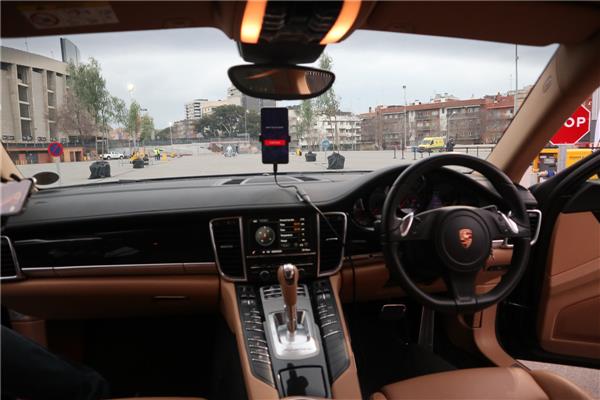 用Mate 10 Pro操控保时捷！华为仅花5周就征服了无人驾驶