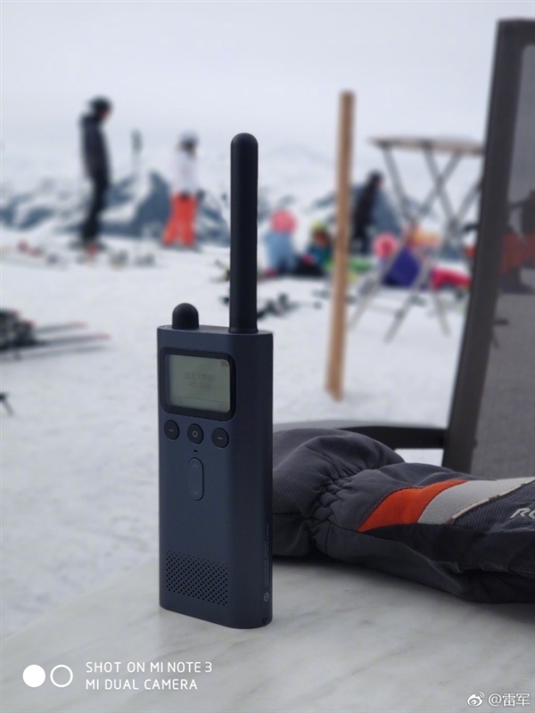 雷军除夕在国外雪场晒“加班”照：果然劳模