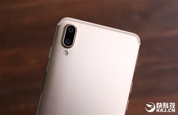 骁龙636/1799元起！魅蓝E3香槟金版开箱图赏