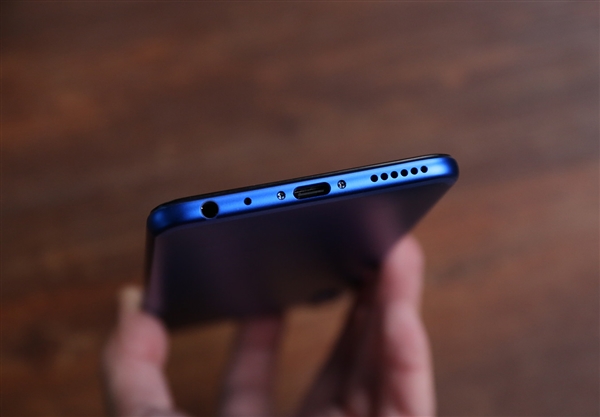 魅蓝E3丹青版首发开箱图赏：这配色贼骚