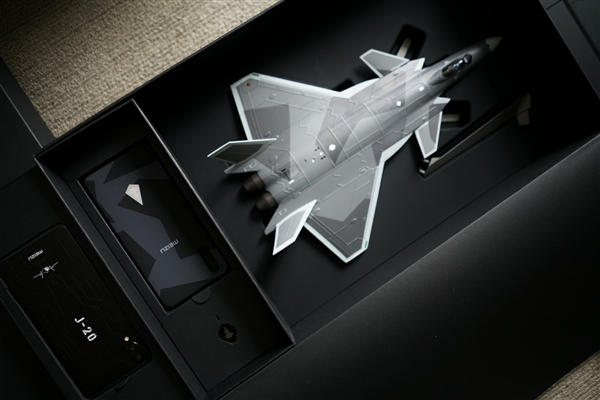 歼-20灵魂附体魅蓝E3：看一眼热血沸腾！