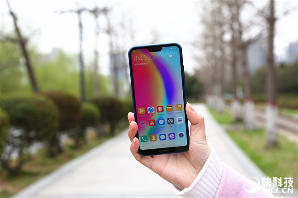 iPhone X侧目!华为nova 3e开箱图赏:双玻璃刘海屏