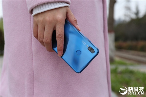 iPhone X侧目!华为nova 3e开箱图赏:双玻璃刘海屏