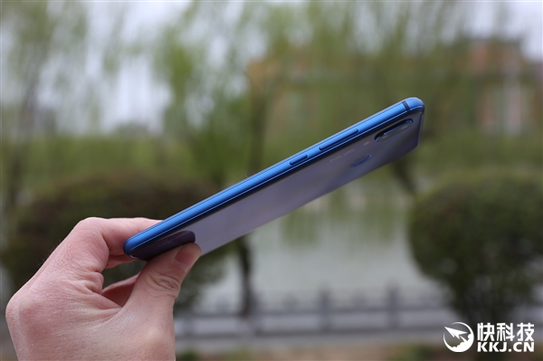 iPhone X侧目!华为nova 3e开箱图赏:双玻璃刘海屏