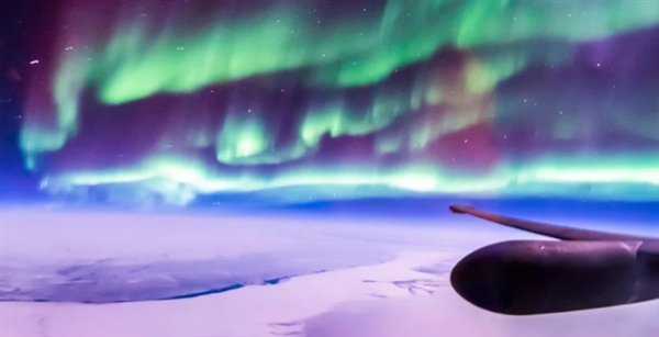 飞行员2万米高空近距离拍摄极光 画面震撼