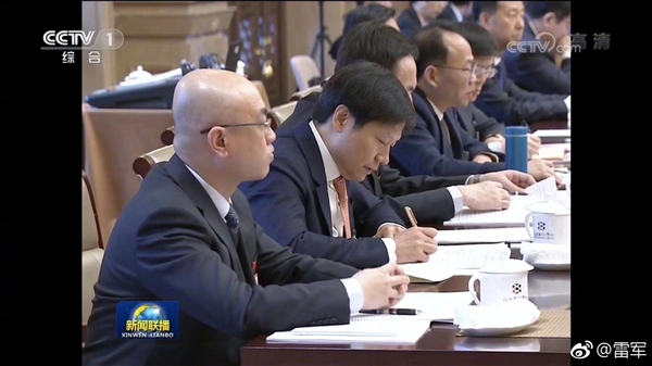 雷军亮相新闻联播：不忘给米家签字笔打广告