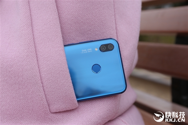 iPhone X侧目!华为nova 3e开箱图赏:双玻璃刘海屏