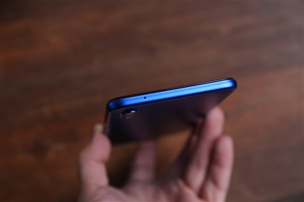 魅蓝E3丹青版首发开箱图赏：这配色贼骚