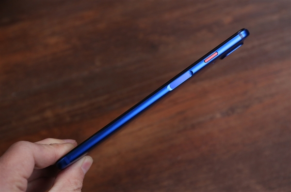 魅蓝E3丹青版首发开箱图赏：这配色贼骚