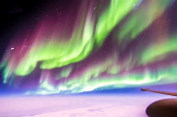 飞行员2万米高空近距离拍摄极光 画面震撼