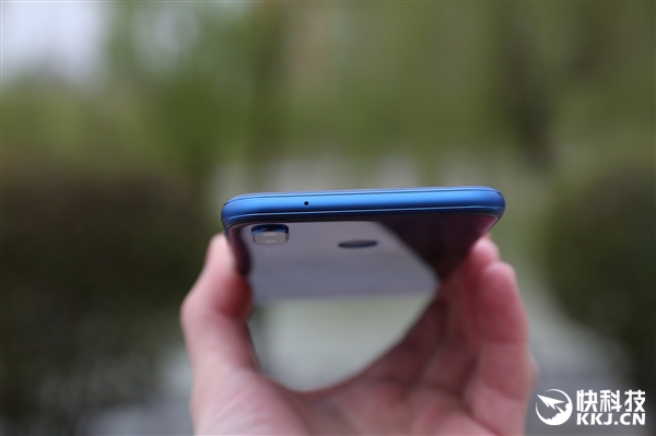 iPhone X侧目!华为nova 3e开箱图赏:双玻璃刘海屏