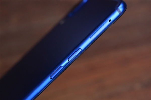 魅蓝E3丹青版首发开箱图赏：这配色贼骚