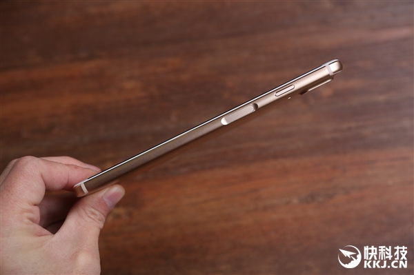 骁龙636/1799元起！魅蓝E3香槟金版开箱图赏