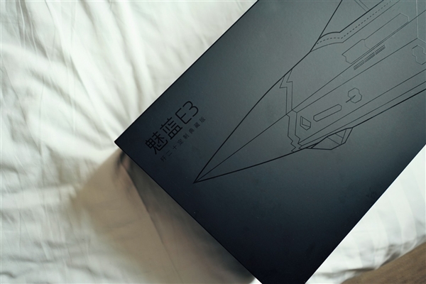 歼-20灵魂附体魅蓝E3：看一眼热血沸腾！