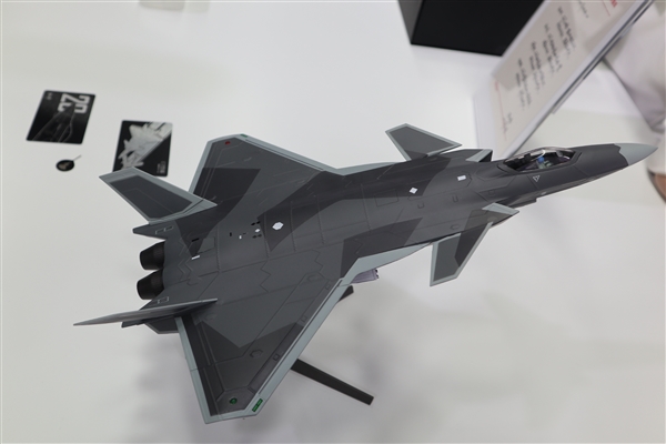 歼-20灵魂附体魅蓝E3：看一眼热血沸腾！