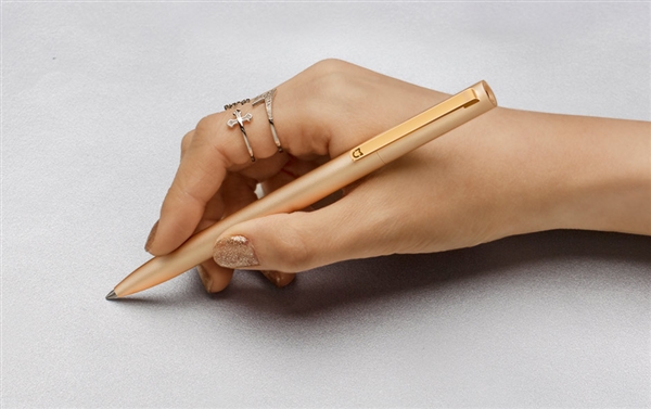 雷军亮相新闻联播：不忘给米家签字笔打广告